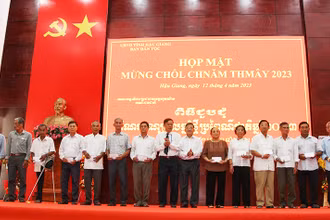 Lãnh đạo tỉnh Hậu Giang tặng quà cho cán bộ hưu trí, gia đình chính sách, người có uy tín trong đồng bào dân tộc Khmer.