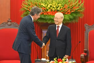 Tổng Bí thư Nguyễn Phú Trọng chào mừng Bộ trưởng Ngoại giao Hoa Kỳ Antony Blinken thăm Việt Nam.