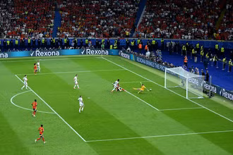 Tình huống Mikel Oyarzabal ghi bàn thắng thứ hai.