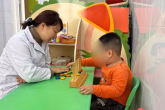 Trong y học cổ truyền, rối loạn phổ tự kỷ (ASD) được mô tả trong phạm vi chứng “ngũ trì” (5 chứng chậm ở trẻ em), trong đó nổi bật nhất là chứng chậm nói.