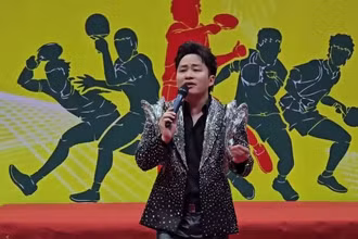 [Video] Ca sĩ Tùng Dương biểu diễn đầy cảm xúc tại Giải vô địch Bóng bàn Quốc gia Báo Nhân Dân lần thứ 42