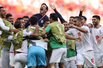Hai bàn thắng ở phút bù giờ cuối cùng giúp Iran giành trọn vẹn ba điểm. (Ảnh: FIFA)