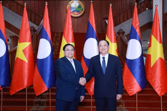 Thủ tướng Phạm Minh Chính gặp và làm việc với Thủ tướng Lào Sonexay Siphandone.