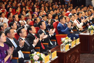 Chủ tịch nước Võ Văn Thưởng cùng các đồng chí lãnh đạo Đảng, Nhà nước và các đại biểu dự Chương trình “Hồ Chí Minh - Hành trình khát vọng 2023”. (Ảnh: Thủy Nguyên)