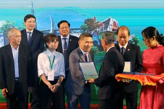 Chủ tịch UBND tỉnh Lâm Đồng Trần Văn Hiệp trao biên bản thỏa thuận hợp tác đầu tư trên địa bàn cho các doanh nghiệp.