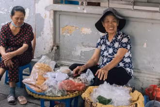 [Video] Cơm nắm muối vừng, món ăn dân dã trở thành “đặc sản” ở Hà Nội