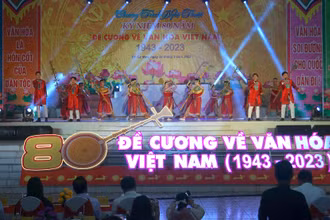 Văn nghệ kỷ niệm 80 năm ra đời “Đề cương về Văn hóa Việt Nam” tại thành phố Cà Mau vào tối 24/2.