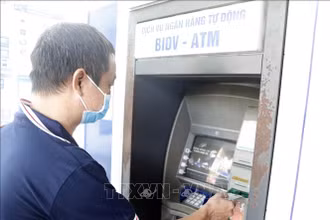 Người dân sử dụng thẻ nội địa tại máy rút tiền tự động của BIDV. (Minh họa: Trần Việt/TTXVN)