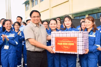  Thủ tướng Phạm Minh Chính trao tặng quà cho. kỹ sư, công nhân Nhà máy Lọc hóa dầu Nghi Sơn (Công ty TNHH Lọc hóa dầu Nghi Sơn).