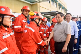 Thủ tướng Phạm Minh Chính gặp mặt kỹ sư, công nhân Nhà máy lọc hóa dầu Nghi Sơn.