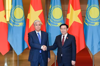 Chủ tịch Quốc hội Vương Đình Huệ và Tổng thống Cộng hòa Kazakhstan Kassym-Jomart Tokayev tại buổi hội kiến. (Ảnh Duy Linh)