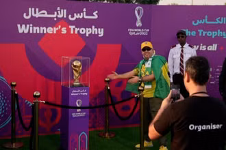 Người hâm mộ chiêm ngưỡng cúp vàng World Cup ở Doha