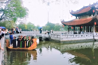 Những thành viên CLB Quan họ Đền Đô biểu diễn tại thủy đình Đền Đô.