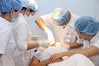 Nhập viện khi tin quảng cáo làm đẹp không cần phẫu thuật