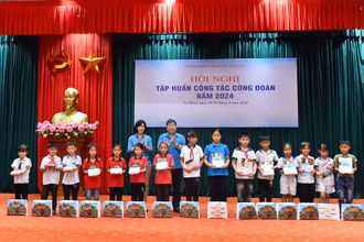 Lãnh đạo Công đoàn Việt Nam và lãnh đạo Công đoàn Báo Nhân Dân tặng quà cho các cháu học sinh có hoàn cảnh khó khăn vươn lên trong học tập của huyện Na Hang, tỉnh Tuyên Quang. 