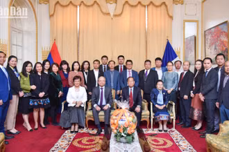Không khí ấm áp và thân mật tại buổi gặp gỡ chúc mừng Tết Bunpimay giữa Đại sứ quán Việt Nam và Lào tại Pháp. (Ảnh: KHẢI HOÀN)