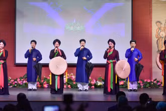Làn điệu dân ca quan họ ngọt ngào, đằm thắm được giới thiệu tại “Đêm văn hóa Việt Nam - Tinh hoa Di sản Kinh Bắc" tại Pháp.