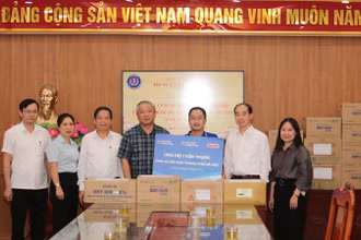 Lãnh đạo Sở Y tế Hà Nội trao tặng thuốc, vật tư y tế cho Trung tâm Y tế huyện Ứng Hòa (TP Hà Nội)