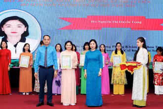Lãnh đạo Công đoàn ngành y tế Hà Nội trao danh hiệu "Công nhân, Điều dưỡng, Kỹ thuật viên, Hộ sinh giỏi" ngành y tế Thủ đô năm 2024.