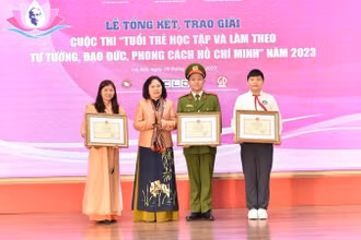 Thứ trưởng Giáo dục và Đào tạo Ngô Thị Minh trao giải Nhất cho các thí sinh ở ba bảng thi.