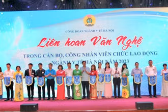 Lãnh đạo Sở Y tế, lãnh đạo Công đoàn ngành Y tế Hà Nội trao cờ lưu niệm cho các đơn vị tham gia Liên hoan Văn nghệ.