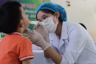 Các y, bác sĩ Bệnh viện Hữu nghị Việt Nam-Cu Ba khám răng miệng cho học sinh Trường tiểu học Tân Lập B (huyện Đan Phượng, thành phố Hà Nội).