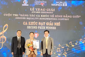 Lãnh đạo Bộ Lao động-Thương binh và Xã hội, Trung tâm Truyền thông Tài nguyên và Môi trường (Bộ Tài nguyên và Môi trường) trao giải thưởng cho tác giả đoạt giải.
