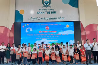 Trao quà cho các học sinh có hoàn cảnh khó khăn trên địa bàn huyện Thanh Oai (thành phố Hà Nội) tại Lễ phát động.