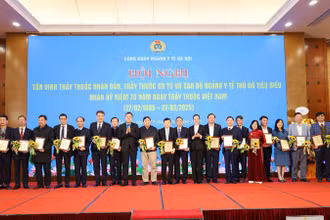 Lãnh đạo Liên đoàn Lao động thành phố Hà Nội trao bằng tôn vinh cho các cán bộ tiêu biểu ngành Y tế Thủ đô.