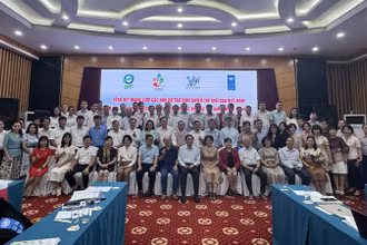 Các đại biểu chụp ảnh lưu niệm tại sự kiện.