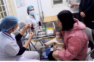 Tiêm chủng vaccine sởi cho trẻ em trên địa bàn Hà Nội. (Ảnh: Văn Lập)