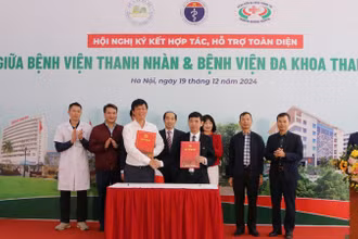 Lãnh đạo hai bệnh viện trao đổi biên bản ký kết giữa hai đơn vị.