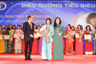 Lãnh đạo Sở Y tế Hà Nội trao phần thưởng cho các điều dưỡng tiêu biểu năm 2023