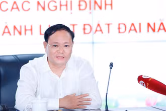 Thứ trưởng Tài nguyên và Môi trường Lê Minh Ngân trao đổi vấn đề thực hiện Bảng giá đất theo Luật Đất đai năm 2024.