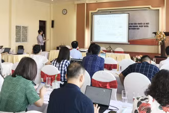 Chuyên gia y tế chia sẻ thông tin về những tác hại của thuốc lá điện tử, thuốc lá nung nóng tại hội thảo.