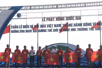 Trao cờ Tổ quốc cho ngư dân hai tỉnh Nghệ An và Hà Tĩnh.
