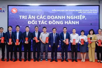 Lãnh đạo Trường đại học Ngoại thương trao tặng Kỷ niệm chương tri ân các doanh nghiệp, đối tác đồng hành.