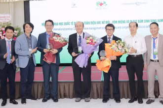 Tặng hoa cho các diễn giả tại hội thảo.