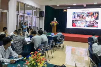 Báo cáo viên trình tại hội thảo.