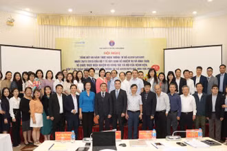 Các đại biểu chụp ảnh lưu niệm tại hội nghị.