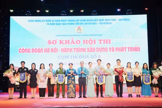 Đại diện Ban tổ chức trao cờ lưu niệm cho các đơn vị tham gia Hội thi.