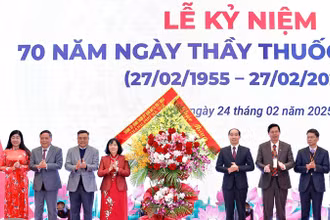 Lãnh đạo Thành ủy, Ủy ban nhân dân, thành phố Hà Nội trao tặng lẵng hoa cho lãnh đạo ngành y tế Hà Nội tại Lễ kỷ niệm 70 năm Ngày Thầy thuốc Việt Nam (27/2).