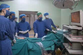 Các y, bác sĩ Bệnh viện Đa khoa huyện Ba Vì mổ nội soi cho người bệnh.