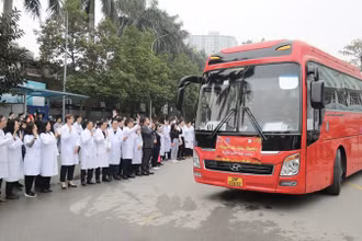 Bộ trưởng Y tế Đào Hồng Lan và các y, bác sĩ Bệnh viện K vẫy tay chào người bệnh về quê ăn Tết trên những "Chuyến xa yêu thương".