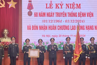 Thượng tướng Vũ Hải Sản, Thứ trưởng Quốc phòng thay mặt Đảng, Nhà nước trao tặng Huân chương Lao động hạng Nhì cho bệnh viện.