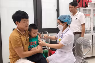 Người dân trên địa bàn Hà Nội đưa trẻ đi tiêm vaccine phòng bệnh sởi.