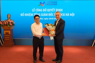 Ông Nguyễn Thành Long, Chủ tịch Hội đồng thành viên Sở Giao dịch chứng khoán Việt Nam trao Quyết định bổ nhiệm Tổng Giám đốc Sở Giao dịch chứng khoán Hà Nội cho ông Nguyễn Anh Phong (phải).