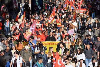 Người dân tham gia đình công tại Strasbourg, Pháp, ngày 18/10/2022. (Ảnh: AFP/TTXVN)