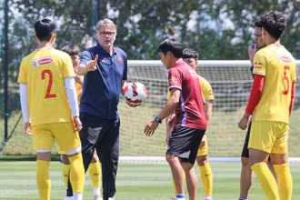HLV Troussier và các học trò U23 Việt Nam (Ảnh: VFF)