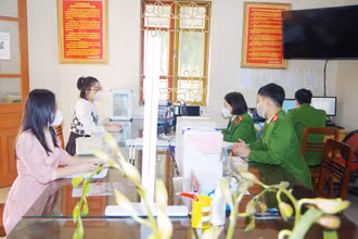 Công an tuyên truyền, giải quyết thủ tục hành chính cho người dân. Ảnh: bocongan. gov.vn